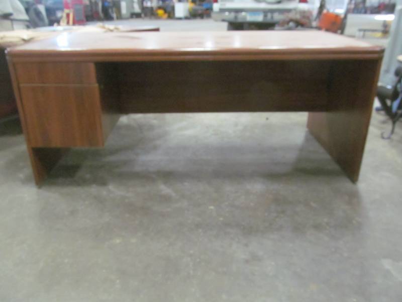lot 73 image: Office desk with 2 drawers (78x32x28)