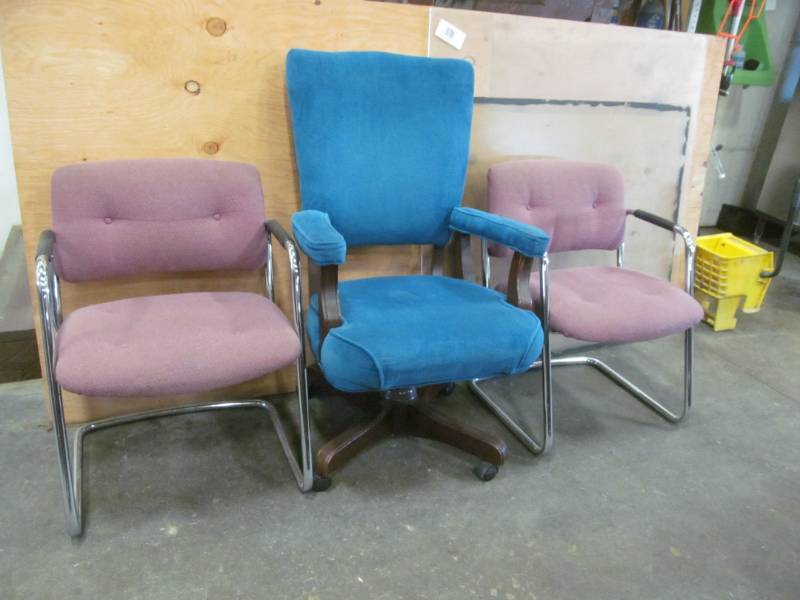 lot 74 image: 2 matching office chairs, 1 blue chair