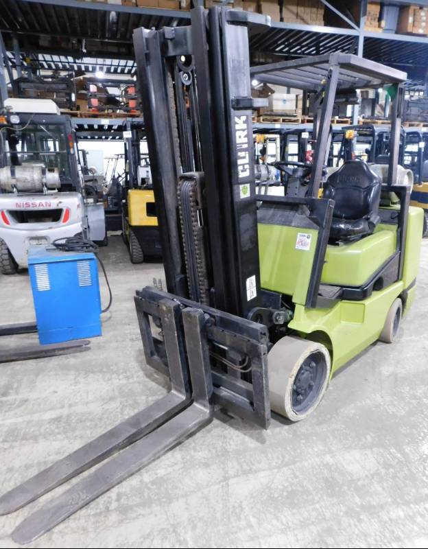 lot 5 image: 1999 Clark CGC32 6500lb Forklift