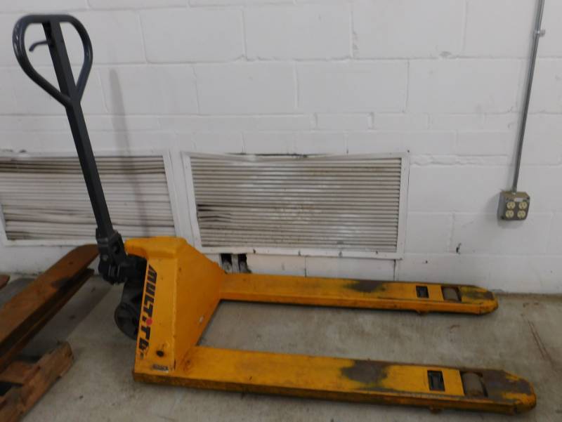 lot 6 image: Multiton TM55 Pallet Jack