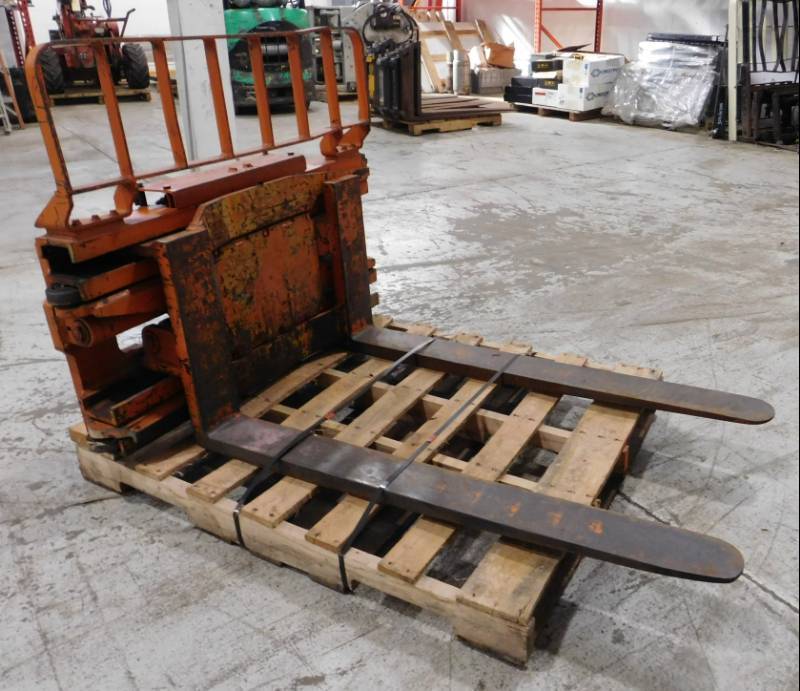 lot 9 image: Class II Forklift Fork PositionerClamp