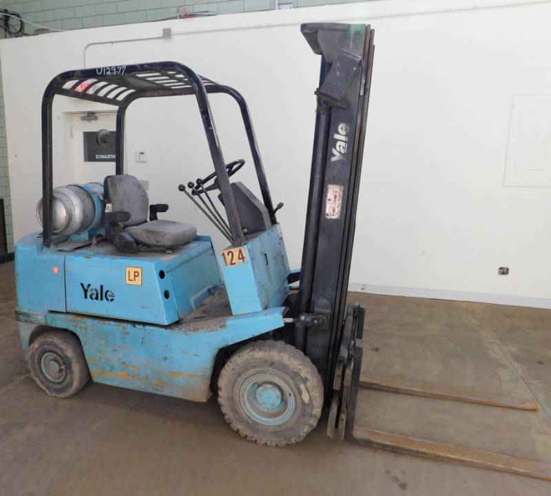 lot 2 image: 1984 4000lb Yale Forklift