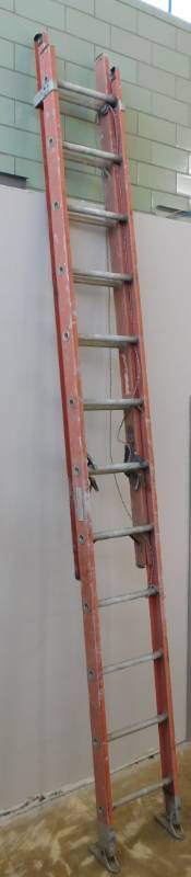 lot 14 image: Industrial 20 Fiber Glass Extension Ladder