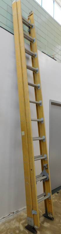 lot 15 image: Industrial 24 Fiber Glass Extension Ladder