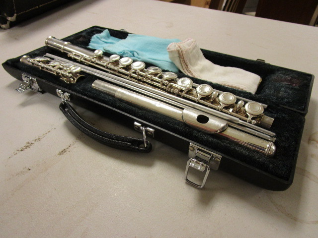 lot 314 image: FLUTE W CASE