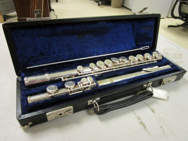 lot 315 image: FLUTE W CASE