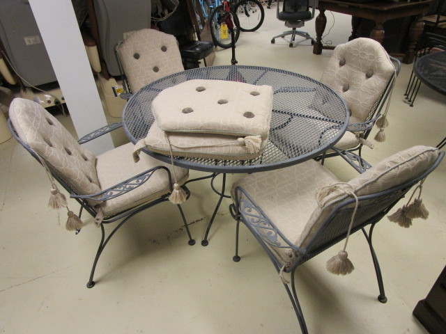 lot 323 image: PATIO DINING SET