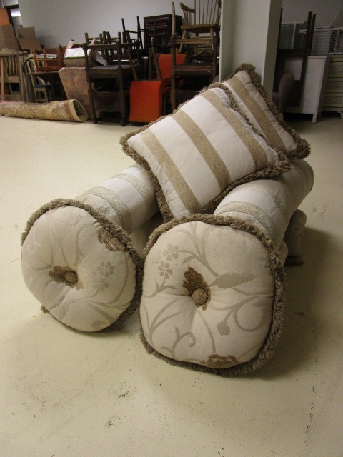 lot 328 image: MATCHING & ASSORTED PILLOWS