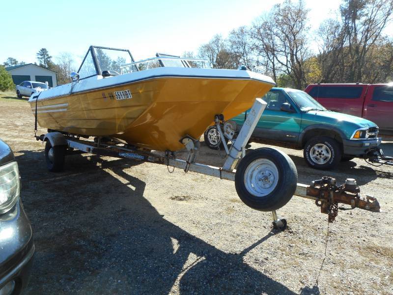 lot 2 image: 1984 Saf-T-Mate Boat
