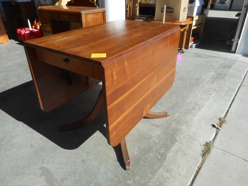 lot 9 image: Table
