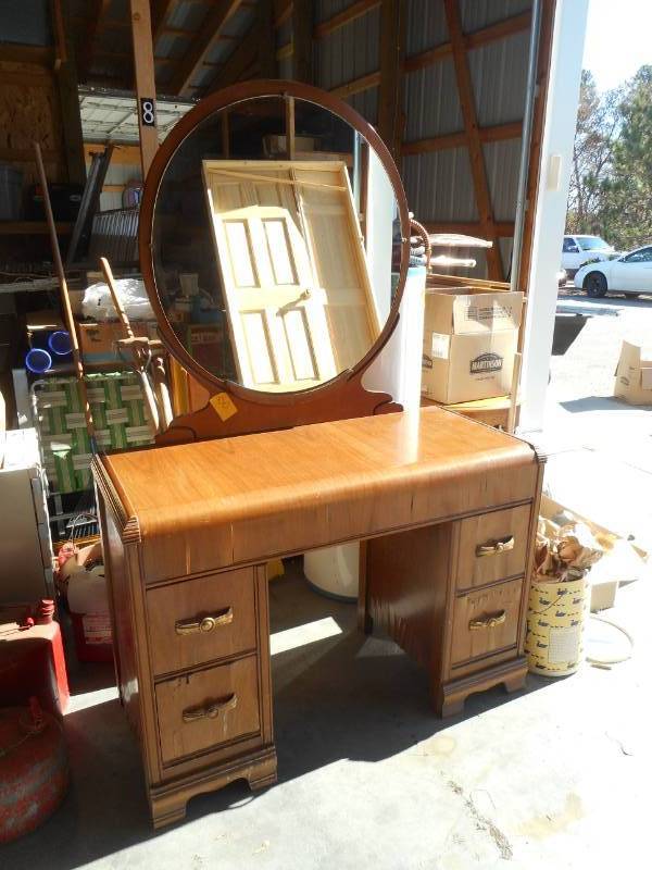 lot 8 image: Vanity
