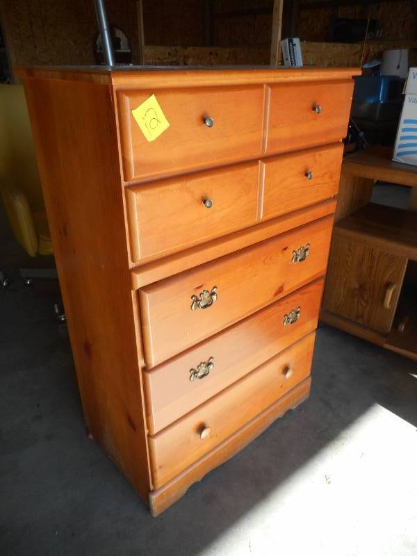 lot 12 image: Dresser
