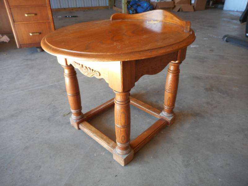 lot 14 image: End Table