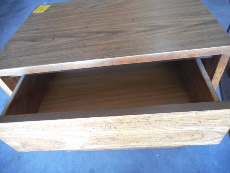 lot 16 image: End Table