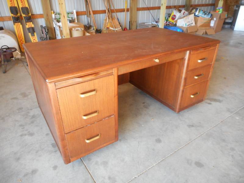 lot 29 image: Desk