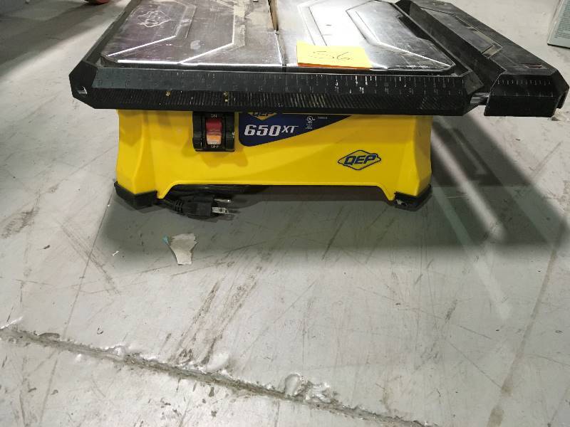 lot 56 image: QEP 22650Q 650XT 34 HP 120-volt Tile Saw for Wet Cutting of Ceramic and Porcelain Tile in good condition