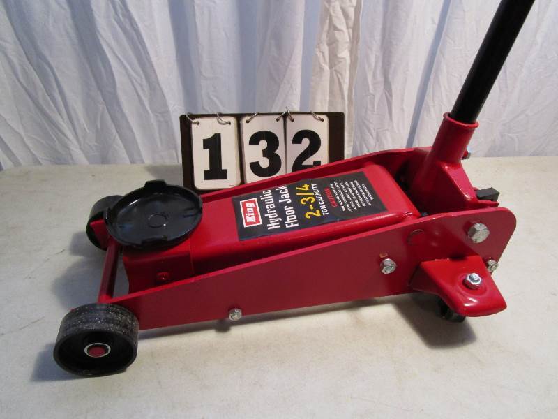 lot 132 image: King Hydraulic Floor Jack
