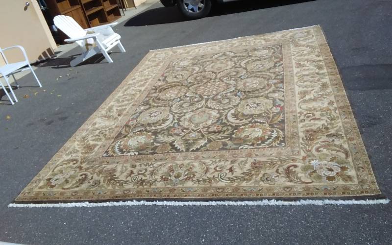 lot 6 image: Plush Rug (9 Ft 4 In x 12 Ft 6 In) With Separate Non Slip Rug Pad