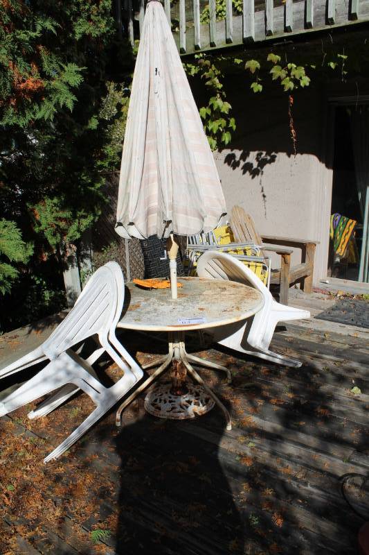 Umbrella Patio Table w 4-Chairs