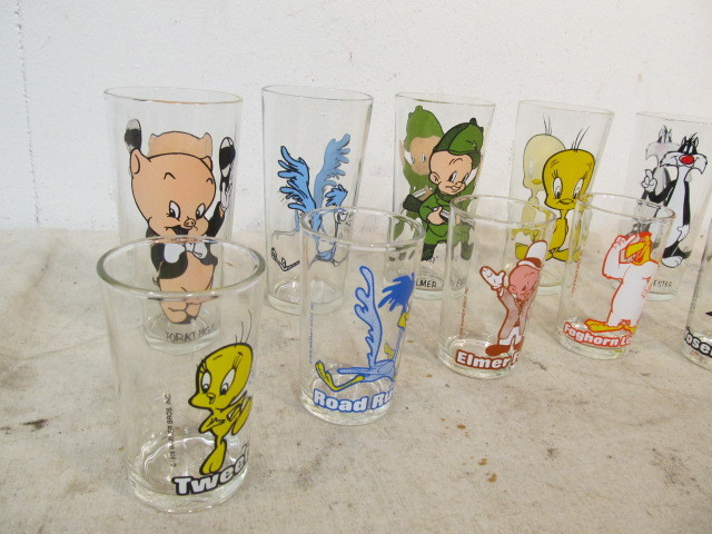 lot 37 image: Lot of Vintage 1970s Warner BrosPepsi Collector Glasses
