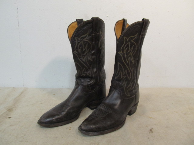 lot 58 image: JUSTIN Cowboy Boots Size 9D Style 2027