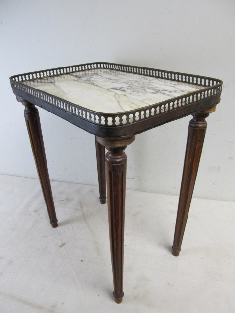lot 10 image: Vintage Marble Top Small Table