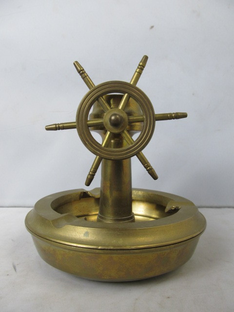 lot 17 image: Solid Brass Vintage Nautical Ships Wheel Ashtray wCompass