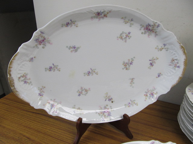 lot 27 image: LARGE Set of Antique HAVILAND LIMOGES China