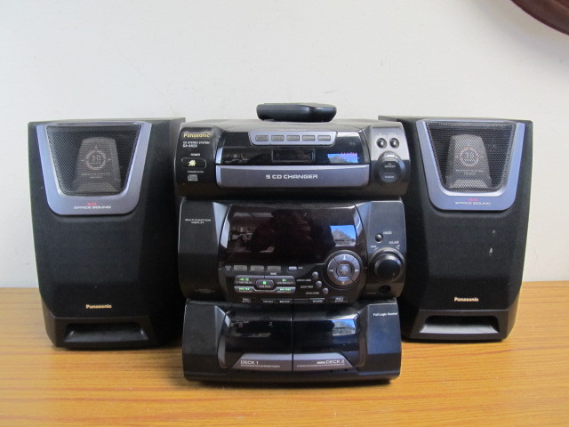 lot 105 image: Working PANASONIC 5-CD Stereo System wRemote