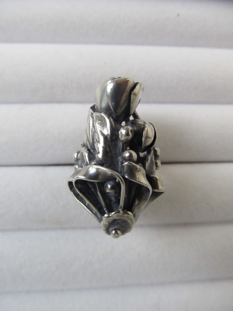 lot 111 image: Large Vintage Sculptural Sterling Silver Flower Bouquet Ring