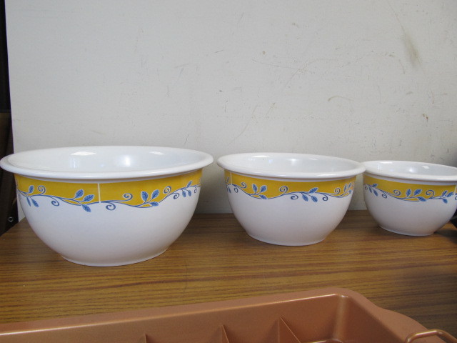 lot 139 image: Large Lot of Assorted Kitchen Items
