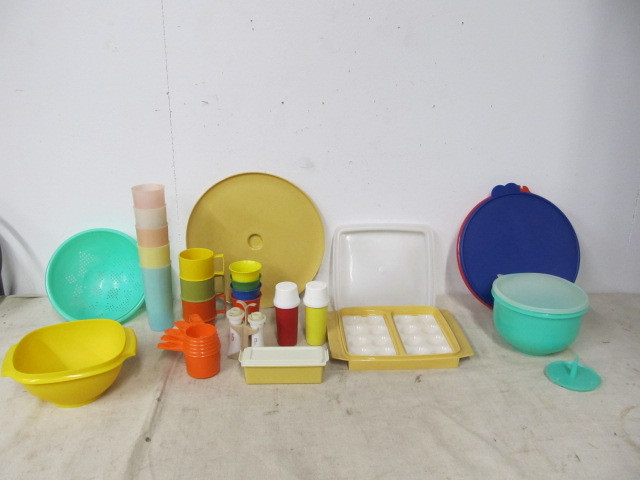 lot 70 image: Large Lot of Vintage Tupperware
