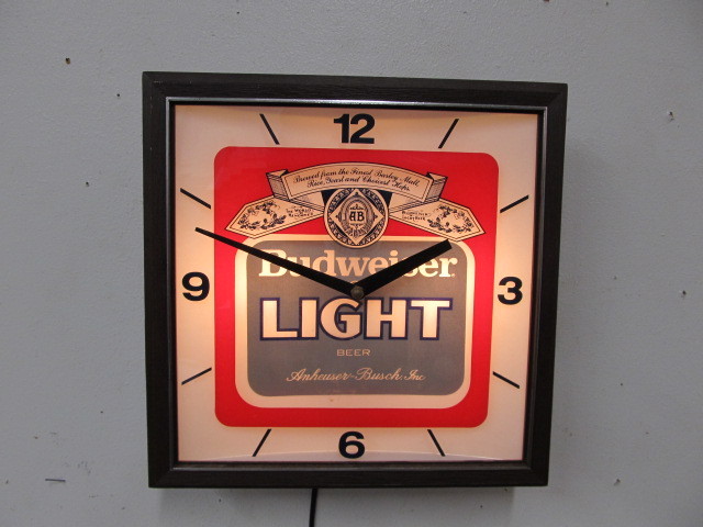 lot 121 image: Vintage Lighted BUDWEISER Advertising Beer Clock