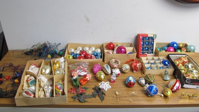lot 149 image: Nice Collection of Vintage Glass etc Christmas Ornaments