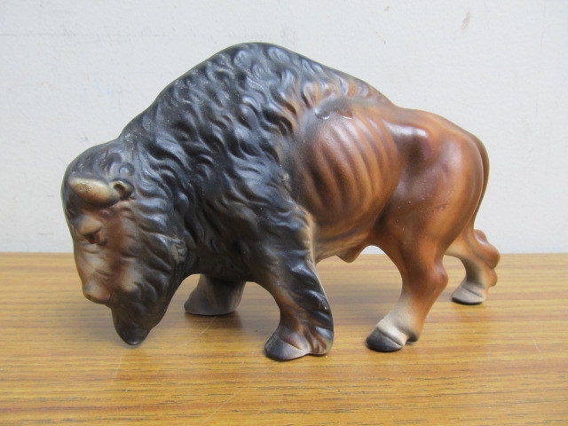 lot 150 image: Nicely Detailed Large Vintage Buffalo Figurine