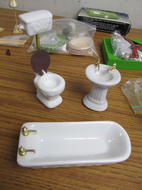 lot 198 image: Higher End Dollhouse Miniatures & Furniture