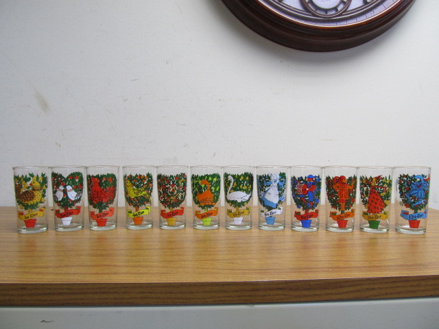 lot 176 image: NOS Complete Vintage 12 Days of Christmas Drinking Glass Set