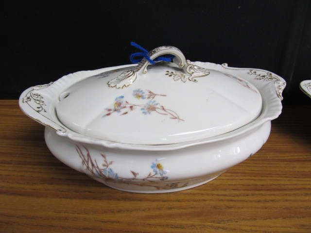 lot 194 image: 19th & Early 20th Century Haviland Limoges Serving Pieces