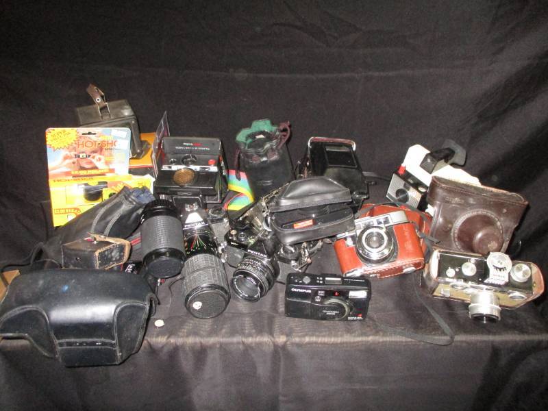 Various cameras, cases Old Kodak, Pantex, Yashika