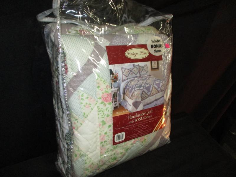 Quilt w Bonus Shams Unopened in Package