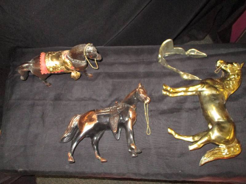 Horse Statues 1 has damaged leg