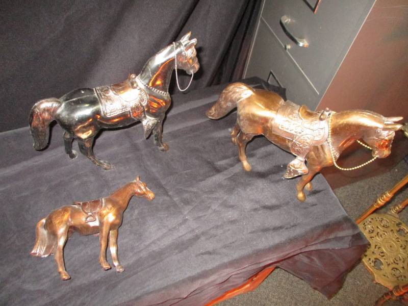 Horse Statues 1 has damaged leg