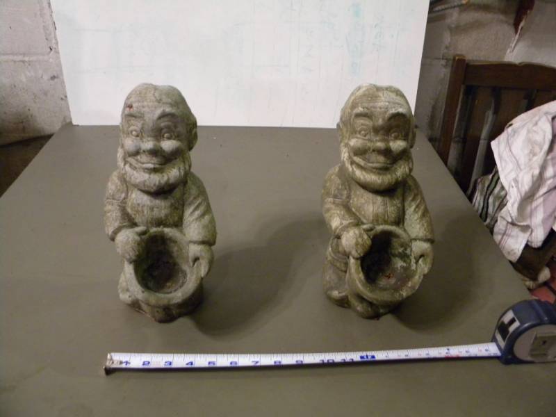 2 Garden Figures