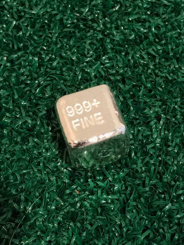 lot 19 image: One Ounce (1oz) .999 Silver Dice (very rare)