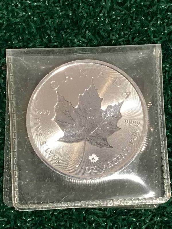 lot 24 image: One Ounce (1oz) .9999 Silver Canadian Maple Coin