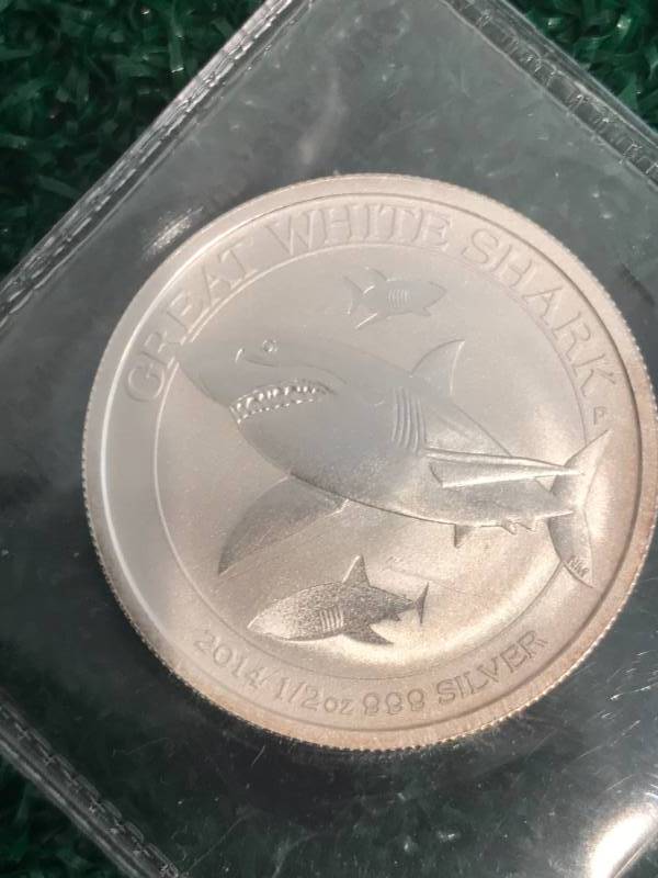 lot 80 image: 2014 Great White Shark 12 oz .999 Silver Coin