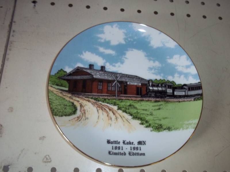 lot 12 image: Battle Lake Collectable Commemorative Plate