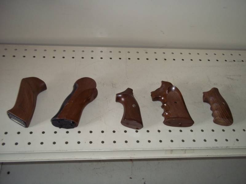 lot 17 image: 5 Hand Gun Grips