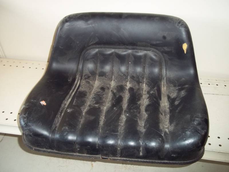 lot 22 image: Lawn Mower Seat