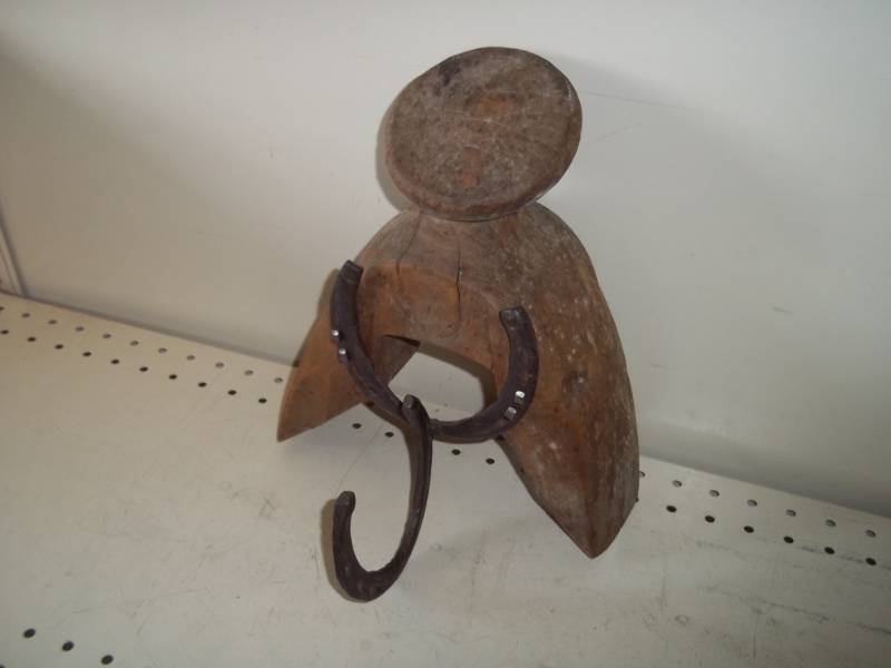 lot 27 image: Horse Shoe Coat Rack